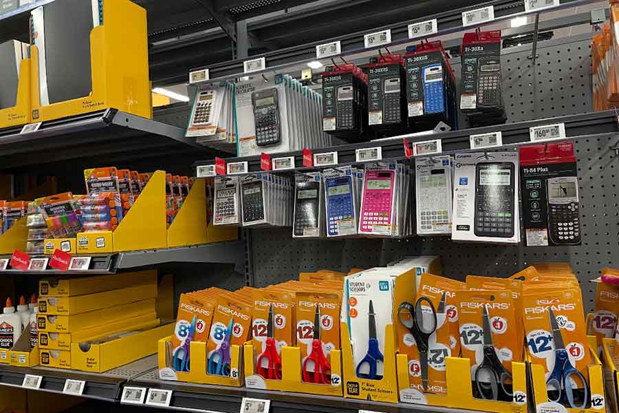学校が始まる時期が近づくと、大型ショッピングセンターにスクールサプライコーナーが設置される。当然、中学生必須の電卓も【写真:i-know】