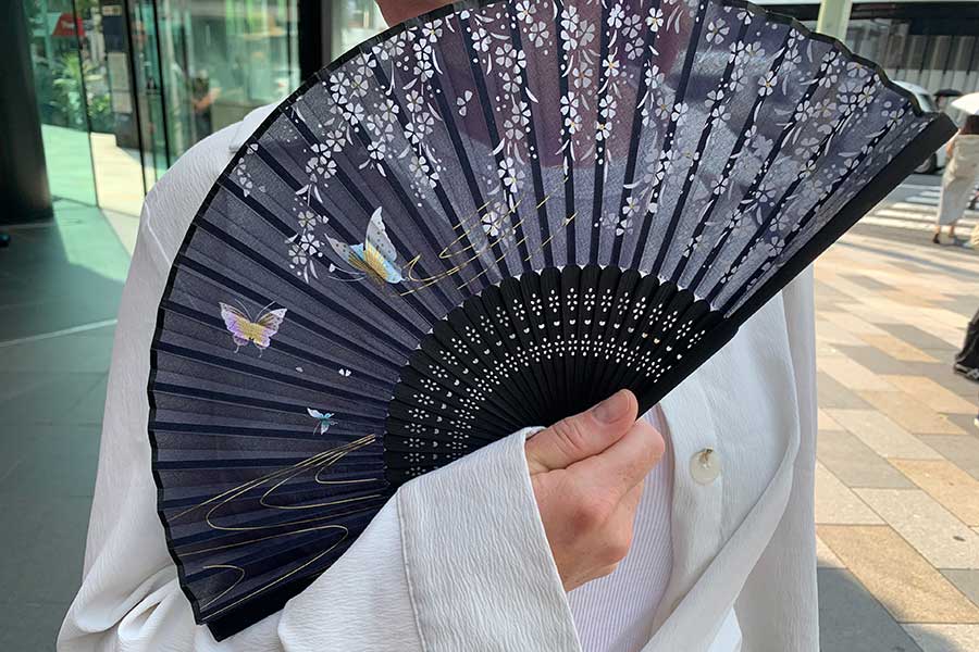 ステイシーさんが奈良で購入した扇子【写真：Hint-Pot編集部】