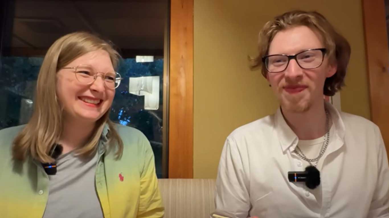 うどんを堪能する（左から）レナさんとフィンさん（スクリーンショット）