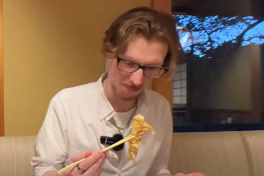 大きなエビの天ぷらに感動するフィンさん（スクリーンショット）