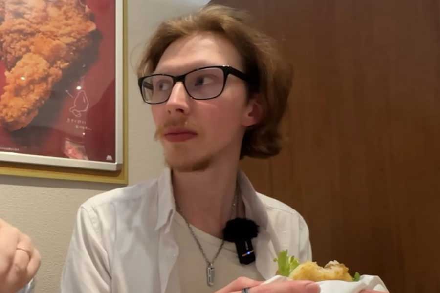 ライスバーガーに感動するフィンさん（スクリーンショット）