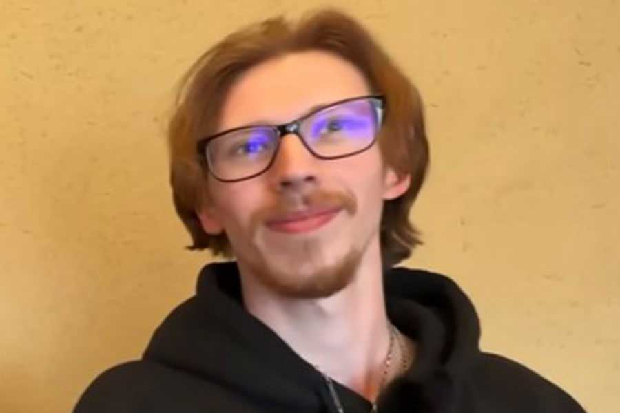 レナさんの案内で日本食を堪能した、ドイツ人のフィンさん（スクリーンショット）