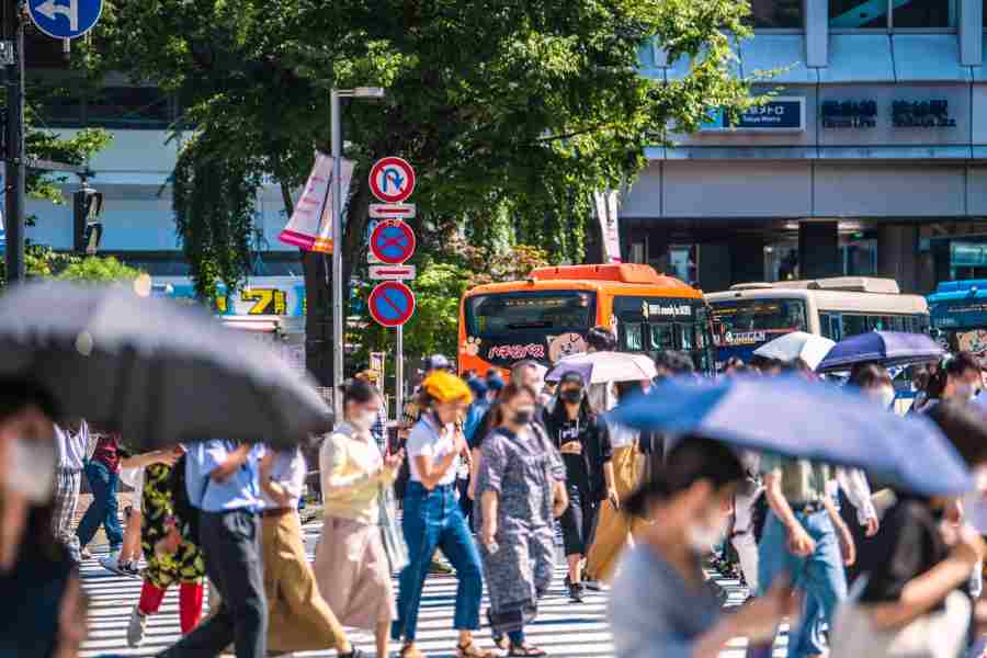 男女問わず多くの人が日傘を利用していることに驚き（写真はイメージ）【写真：写真AC】