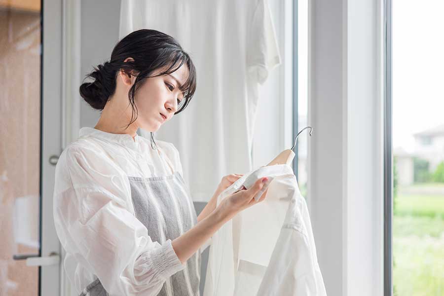 落ちにくい夏物衣類の黄ばみ。どうすればきれいになる?(写真はイメージ)【写真:PIXTA】