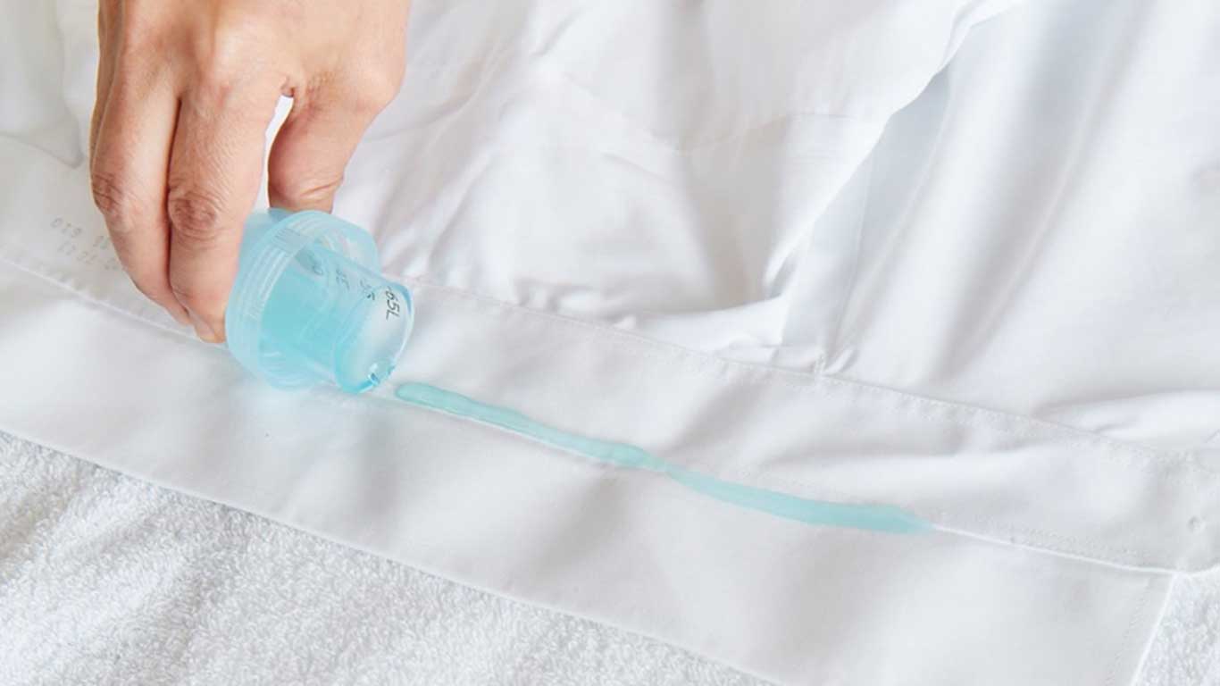 液体洗剤を直接塗布してから洗濯すると効果的【写真提供：ライオン株式会社】