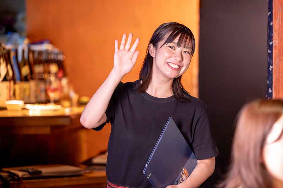 大きな声で声かけをする店員（写真はイメージ）【写真：PIXTA】