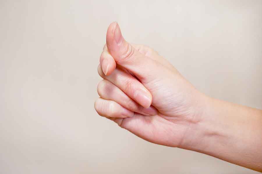 物を取ってほしいとき、指をこすり合わせる謎の仕草を見せる夫。藤本さんもあきれ顔に（写真はイメージ）【写真：写真AC】