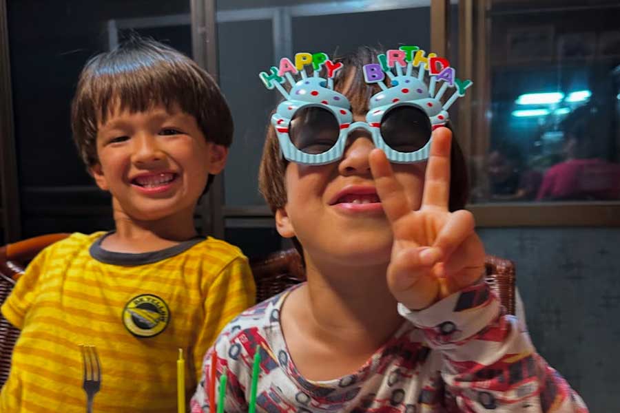 日本滞在中に誕生日を迎えたリノくん（右）（スクリーンショット）