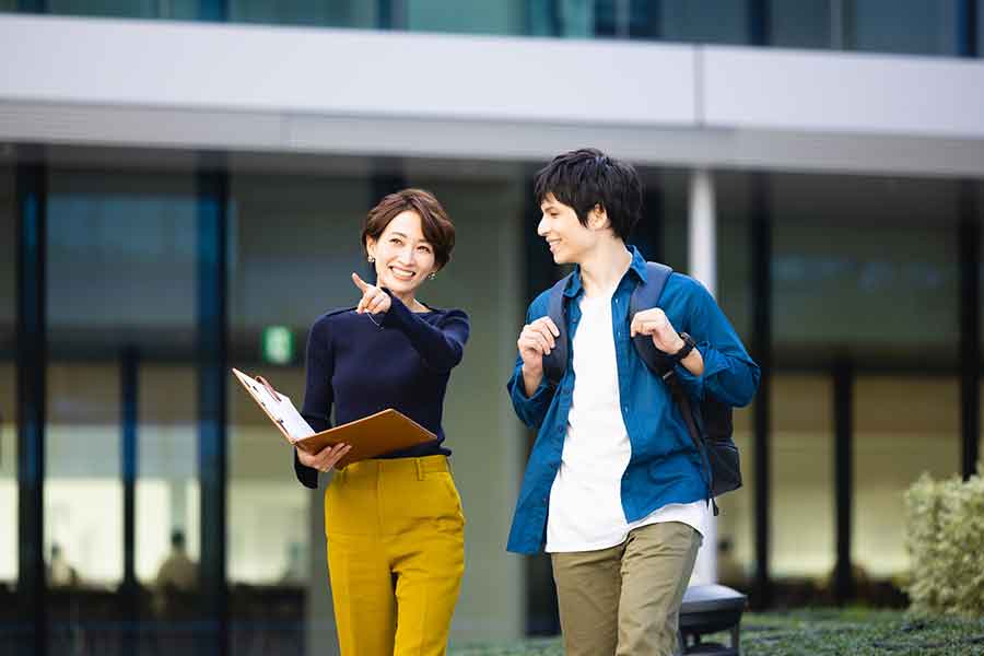外国人にも気さくに日本語で話しかける日本人（写真はイメージ）【写真：写真PIXTA】