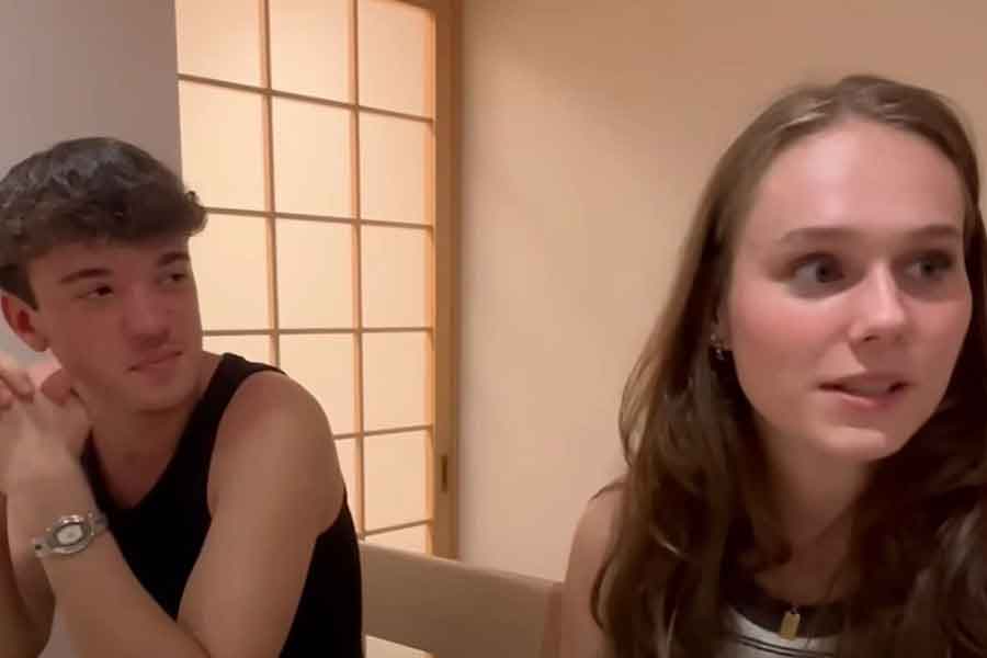 Daisukeさんの案内で寿司を堪能する（右から）クリスティーナさんとフィンさん（スクリーンショット）