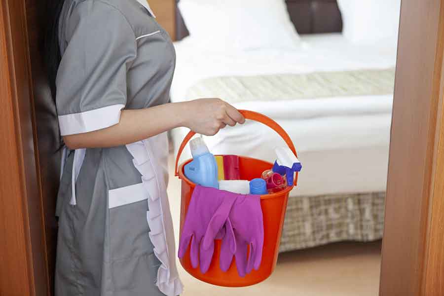 宿泊者がチェックアウトしたあとの清掃。スタッフはゴミにも配慮(写真はイメージ)【写真:写真AC】