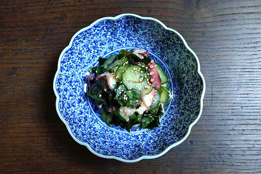萩唐草模様のなます皿にタコの酢の物【写真提供：観山堂】
