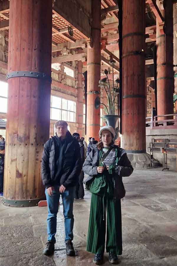 東大寺に魅了されたレナさん（右）【写真提供：レナ・ボサーツ】
