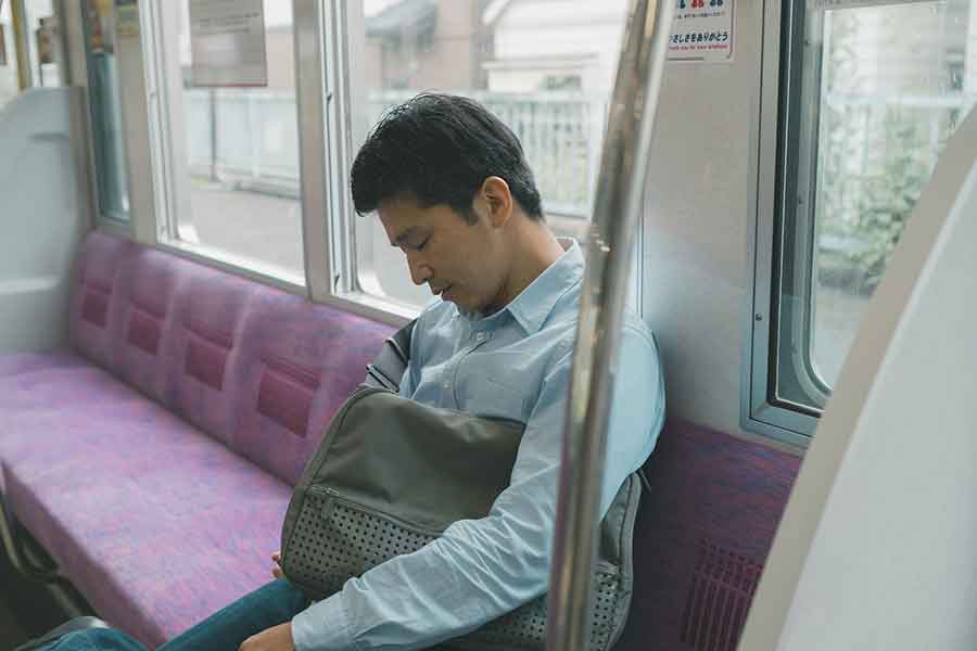 電車内で居眠りする男性を見て、アメリカ人女性は治安の良さに感心（写真はイメージ）【写真：PIXTA】
