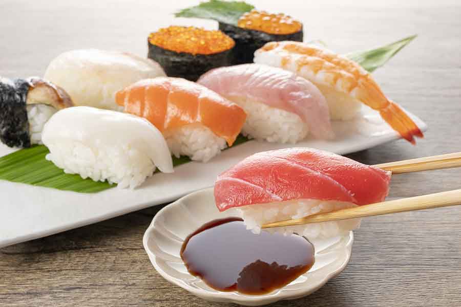 世界的にも人気の寿司（写真はイメージ）【写真：写真AC】