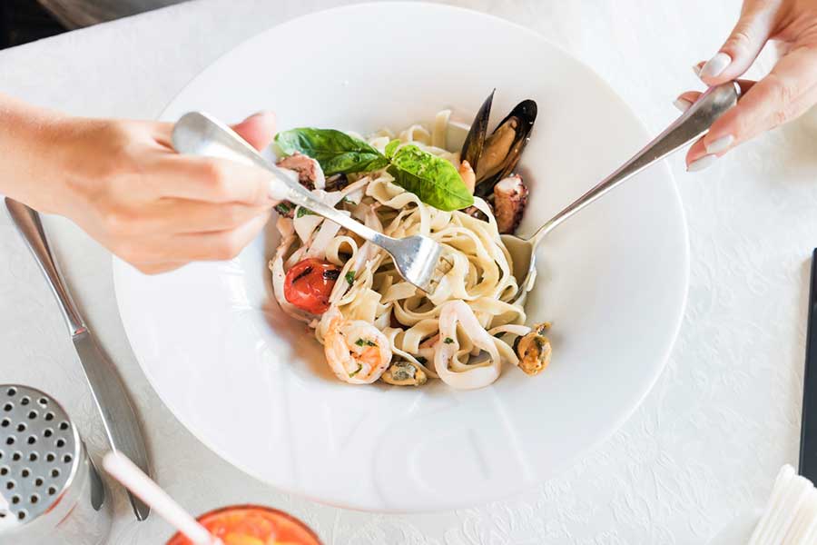 パスタをスプーンの上でくるくると巻くのはNG（写真はイメージ）【写真：PIXTA】