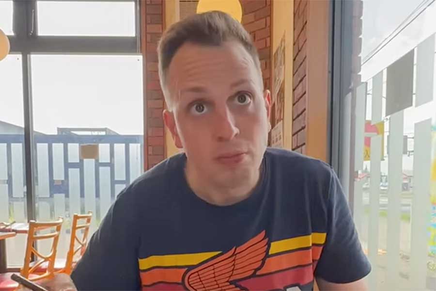 帰省したAmiさんとともに、日本へやってきたファビオさん（スクリーンショット）