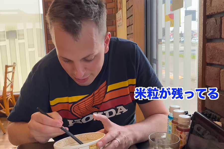 どんぶりに残ったごはん粒を丁寧に集めたファビオさん（スクリーンショット）