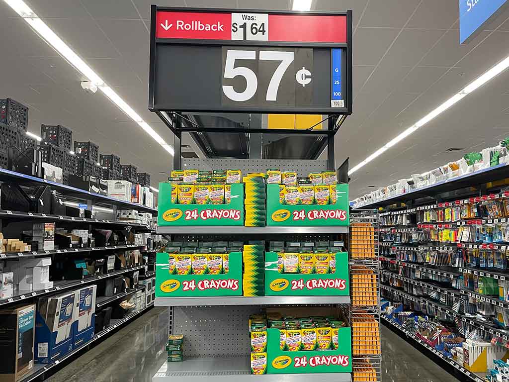 スクールサプライコーナーに並ぶクレヨン【写真:i-know】