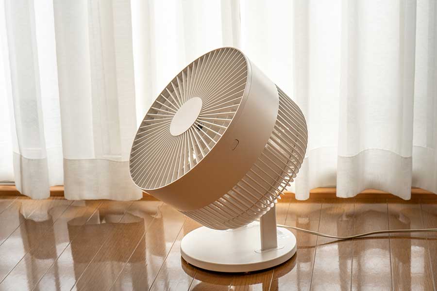 洗濯機の使用後はフタを開けて、サーキュレーターで風を当てると湿気が飛びやすい（写真はイメージ）【写真：写真AC】