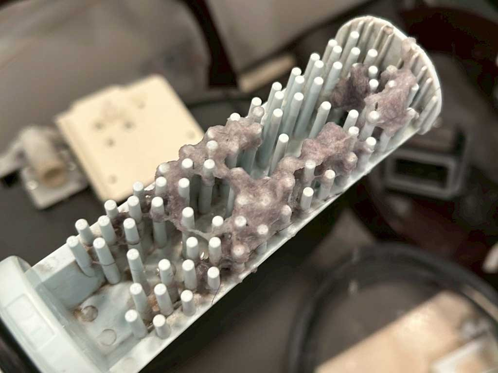 気づかないうちに汚れが溜まりがちな、ドラム式洗濯機の糸クズフィルター【写真提供：洗濯機のまじん】