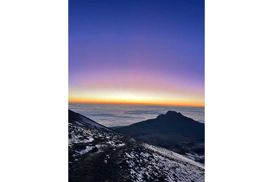 「人生で一番涙した」という、キリマンジャロ登頂成功の瞬間【写真提供：はせ 世界一周（@Hase_dreaming）さん】