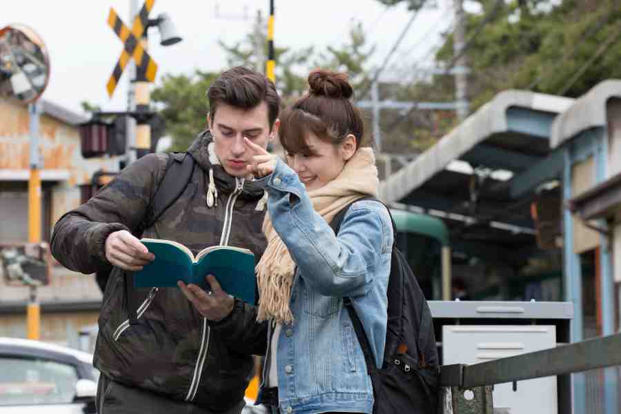 外国人に優しく道案内する姿は日常的（写真はイメージ）【写真：PIXTA】