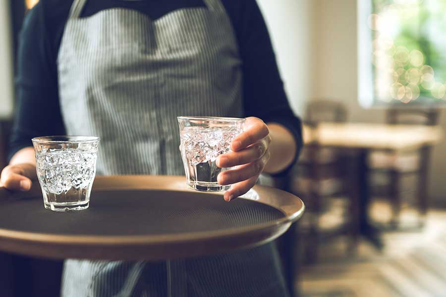 飲食店で水が無料で提供されることに驚き（写真はイメージ）【写真：PIXTA】