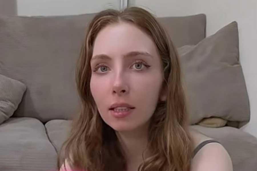 ラムネに初挑戦したフランス人のエヴァさん(スクリーンショット)