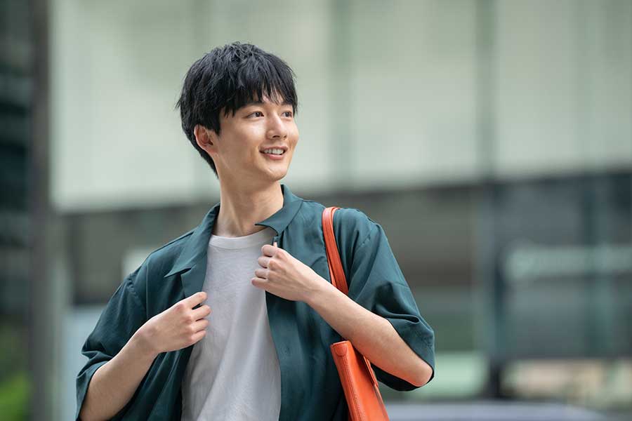 トートバッグなど、個性的なアイテムでファッションを楽しむ日本人男性（写真はイメージ）【写真：PIXTA】