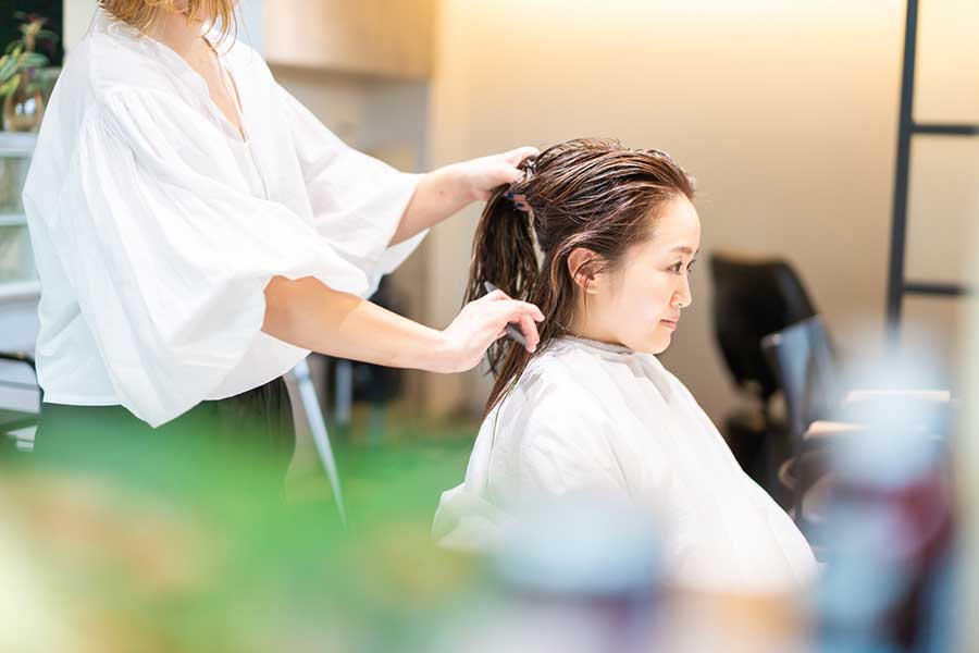 髪の癖やうねりを抑えるのに向いている施術とは(写真はイメージ)【写真:写真AC】