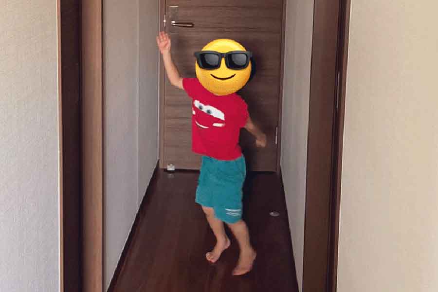 家の廊下で遊ぶ男の子【写真提供:松田@まつだのおうち最適化ブログ(@yarukidoco)さん】