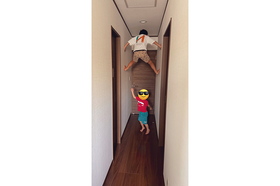 家の壁を登る兄と、それを下から見上げる弟【写真提供:松田@まつだのおうち最適化ブログ(@yarukidoco)さん】