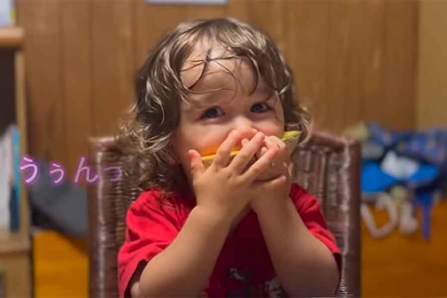 笑顔でメロンにかぶりつくソノくん（スクリーンショット）