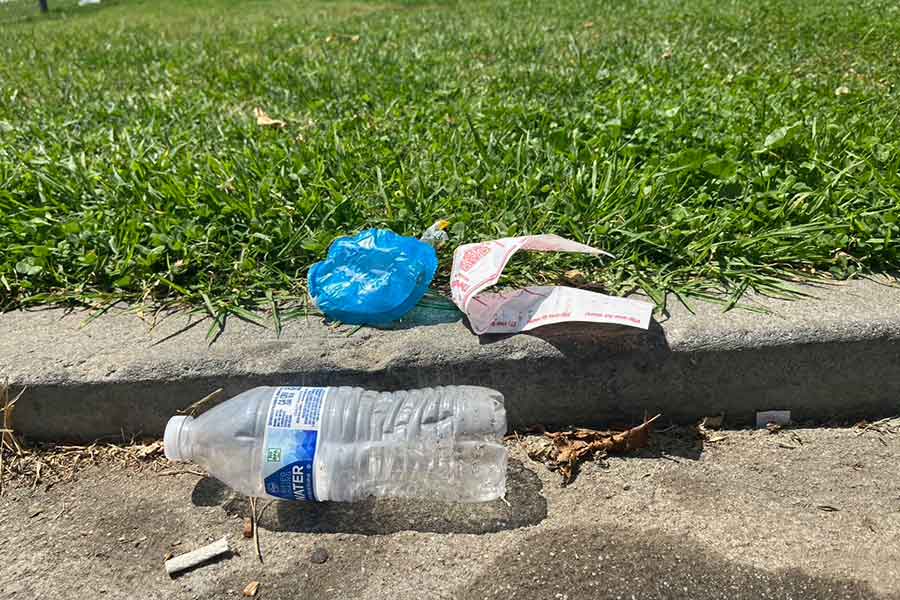 路上に捨てられたゴミ【写真：Yo】