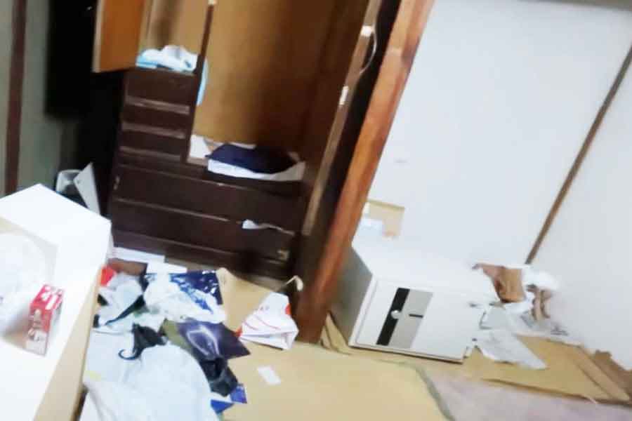 物置状態だった床の間（スクリーンショット）