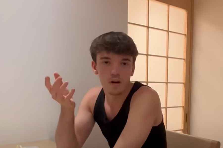 日本の魚介を絶賛するフィンさん（スクリーンショット）