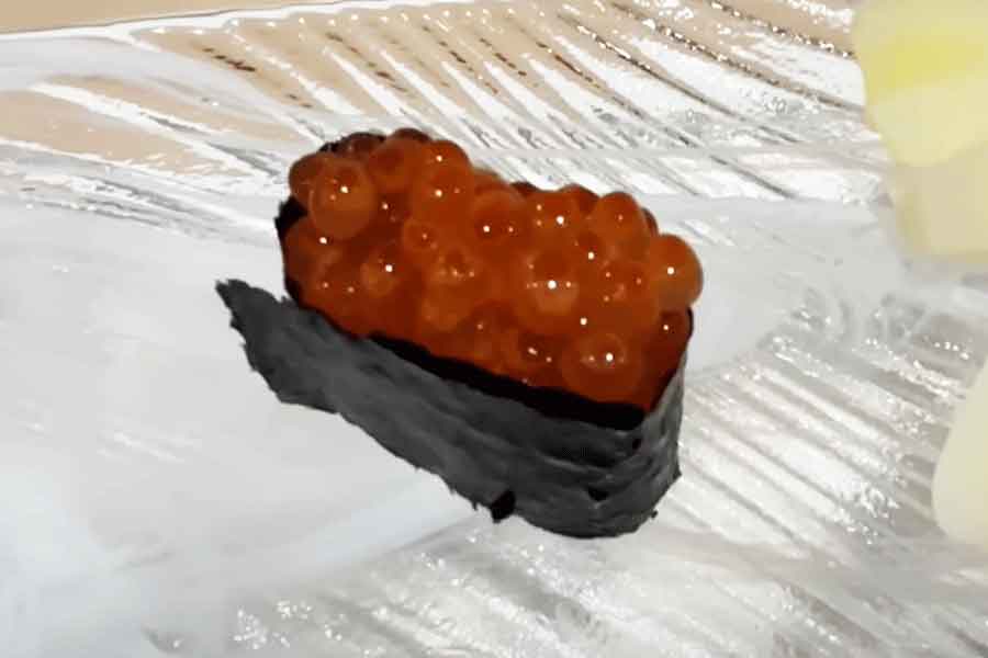 日本の寿司店で提供されたイクラの軍艦巻き（スクリーンショット）