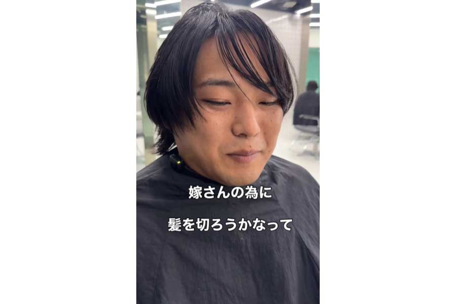 結婚式で着用するタキシードに似合う髪型をオーダーした男性（スクリーンショット）
