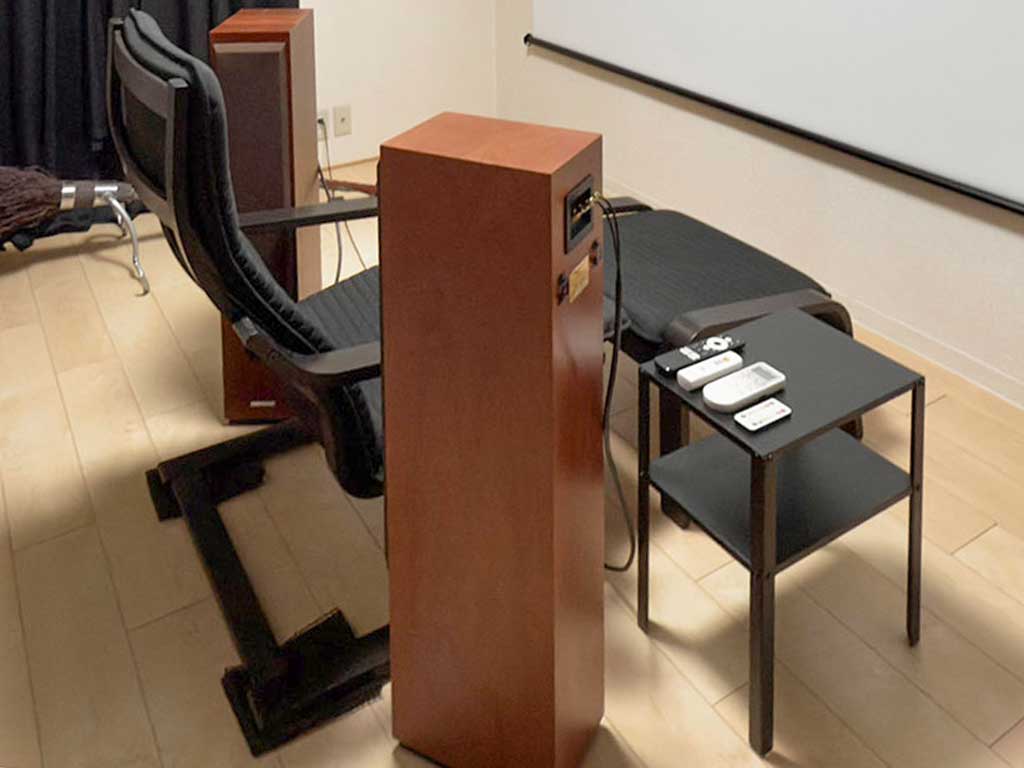 シアタールームに設置されたスピーカーと椅子【写真提供：The KW（@TheKW_Pics）さん】