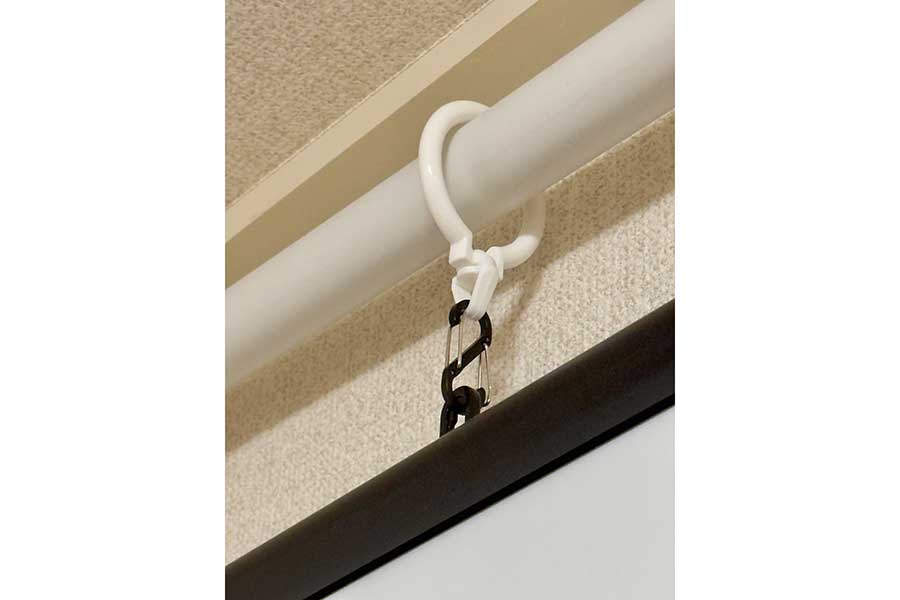 突っ張り棒とS字フックを使って、スクリーンを吊るす工夫も【写真提供：The KW（@TheKW_Pics）さん】