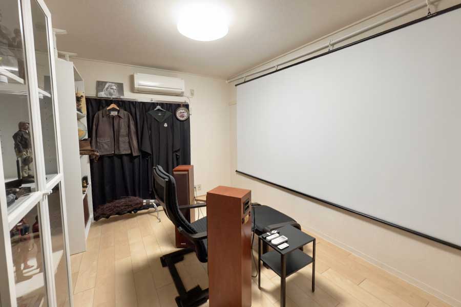 設置した大画面スクリーンで映画を満喫【写真提供：The KW（@TheKW_Pics）さん】