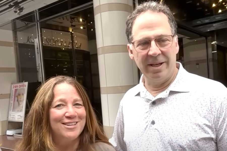 アメリカのニューヨークから来た(左から)ステイシーさんとジョナサンさん夫妻(スクリーンショット)