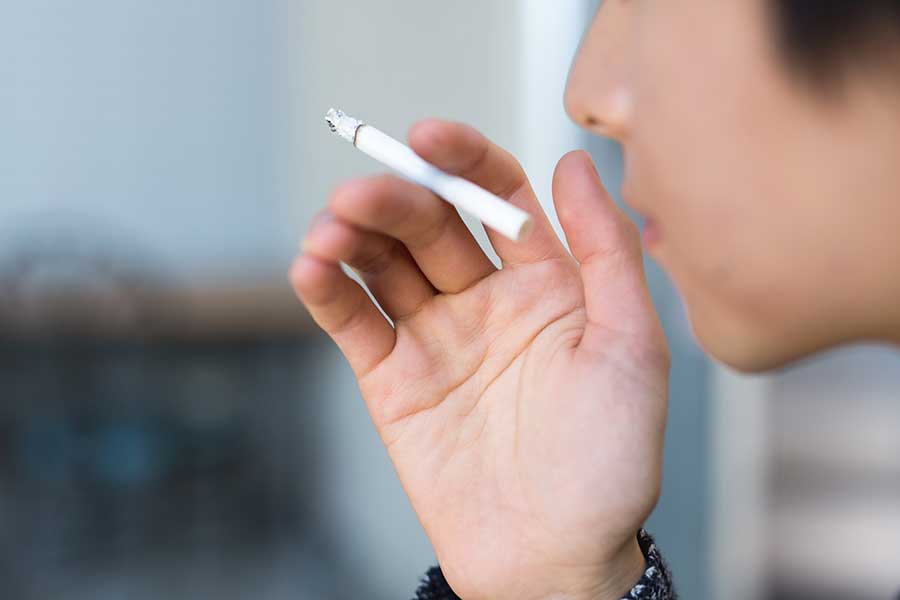 喫煙者（写真はイメージ）【写真：PIXTA】