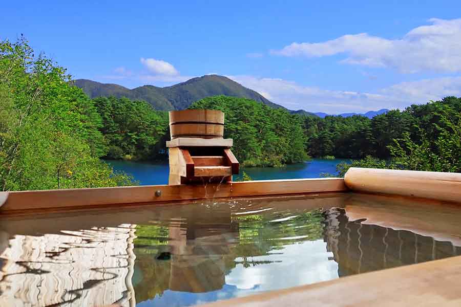 自然の中で空を見上げながら入れる露天風呂に感激（写真はイメージ）【写真：写真AC】