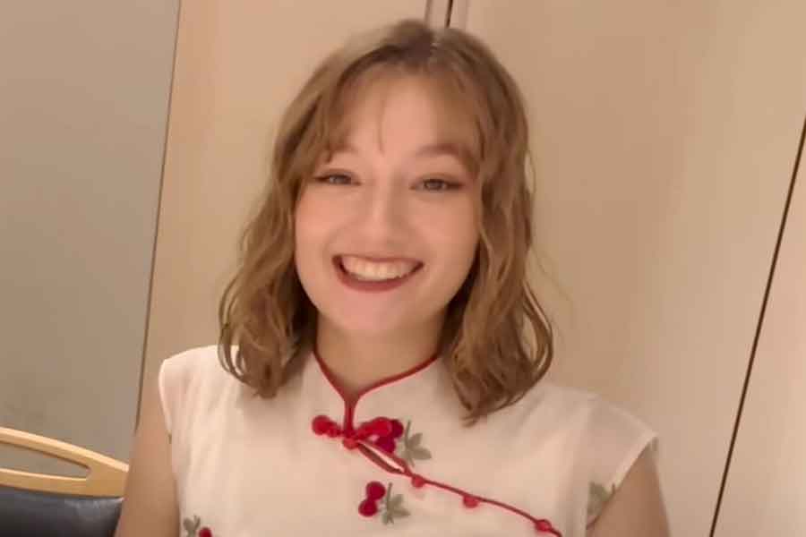 一緒に寿司を堪能する、ドイツ人のミッキーさん（スクリーンショット）