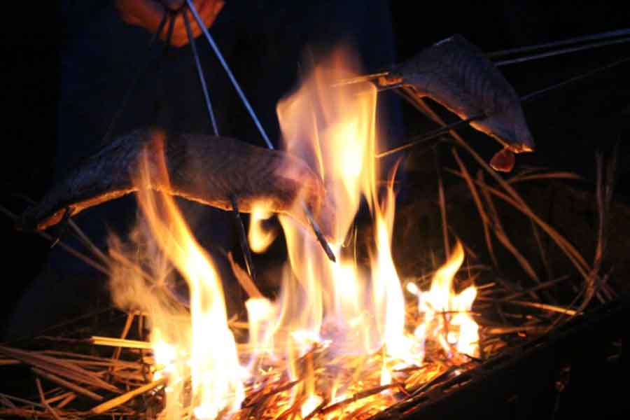 藁で焼いたカツオのたたき（写真はイメージ）【写真：写真AC】