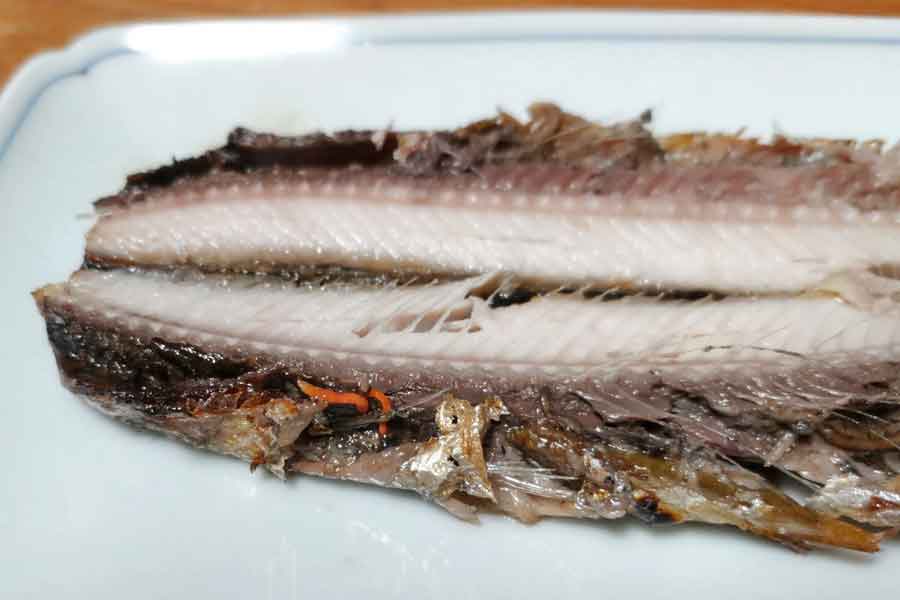 寄生した赤い糸状のものはラジノリンクス。しっかりと焼いてあれば食べて問題ないものの、気になる場合は取り除こう【写真：写真AC】