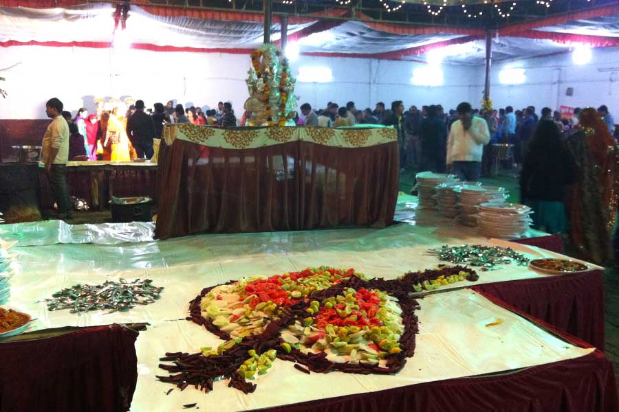 招かれて行ったインドの結婚式。真ん中にはヒンドゥー教の神様が鎮座する【写真：中谷秋絵】