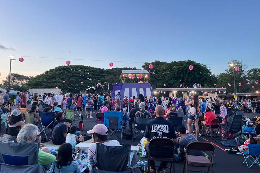 ハワイのお寺で開催された盆踊り大会。英語では「BON DANCE」と呼ばれている【写真：i-know】